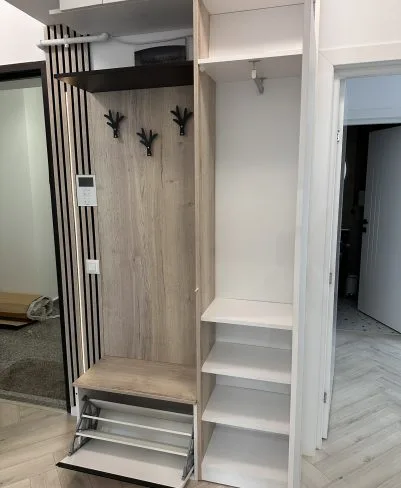 Mobilier Office la Comandă: Soluții Profesionale pentru Birouri Moderne